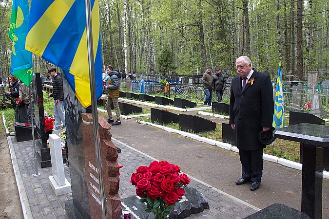 На воинских захоронениях на кладбищах «Сокольники» и «Затенки» прошли митинги фото 16