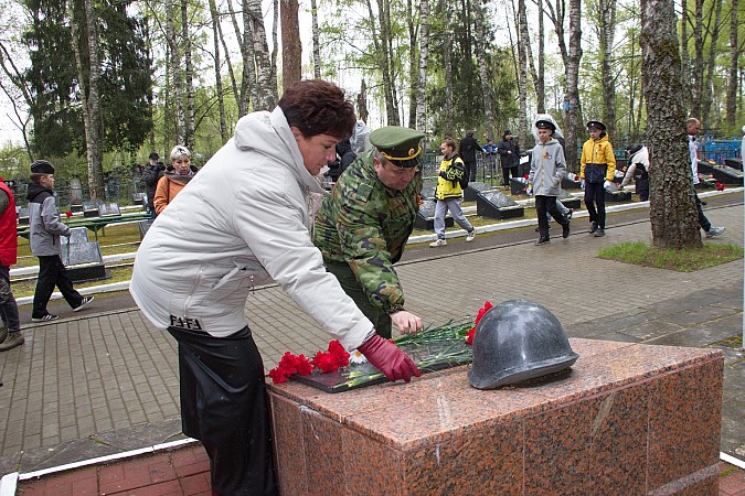 На воинских захоронениях на кладбищах «Сокольники» и «Затенки» прошли митинги фото 8