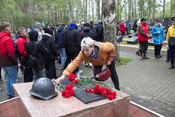 На воинских захоронениях на кладбищах «Сокольники» и «Затенки» прошли митинги фото 11
