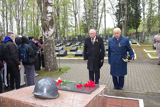 На воинских захоронениях на кладбищах «Сокольники» и «Затенки» прошли митинги фото 12