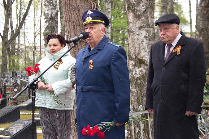 На воинских захоронениях на кладбищах «Сокольники» и «Затенки» прошли митинги фото 4