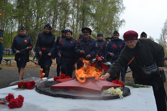 На воинских захоронениях на кладбищах «Сокольники» и «Затенки» прошли митинги фото 32