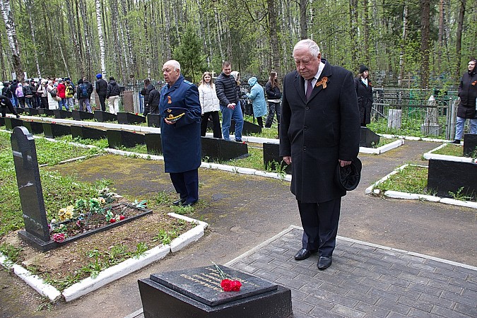 На воинских захоронениях на кладбищах «Сокольники» и «Затенки» прошли митинги фото 6