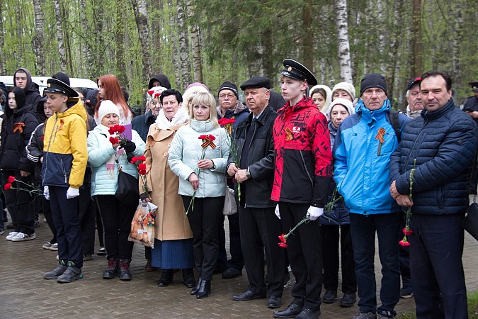 На воинских захоронениях на кладбищах «Сокольники» и «Затенки» прошли митинги фото 14
