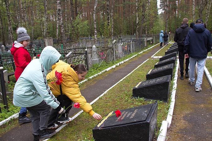 На воинских захоронениях на кладбищах «Сокольники» и «Затенки» прошли митинги фото 5
