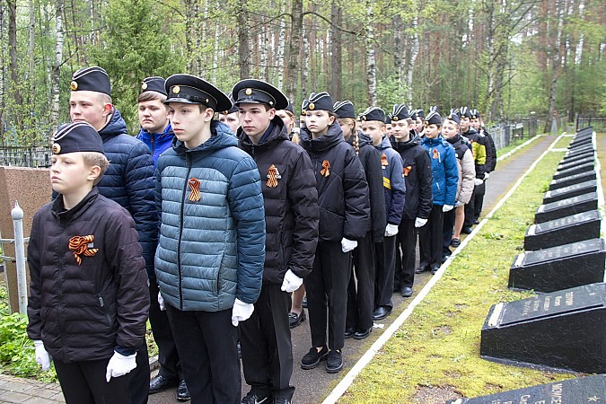На воинских захоронениях на кладбищах «Сокольники» и «Затенки» прошли митинги фото 9
