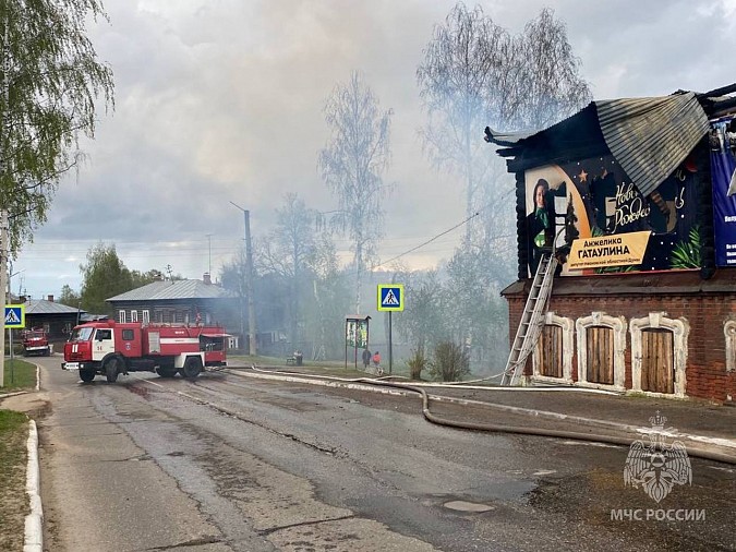 В Наволоках сгорел двухэтажный дом фото 3