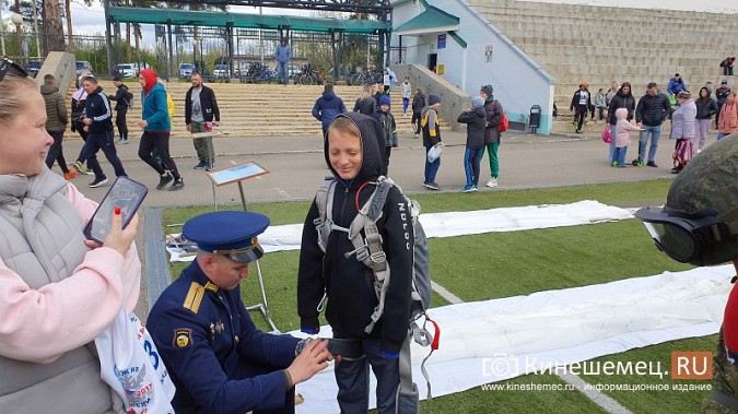 Герои СВО, силовики и  школьники: в Кинешме в седьмой раз пробежали марш-бросок фото 24