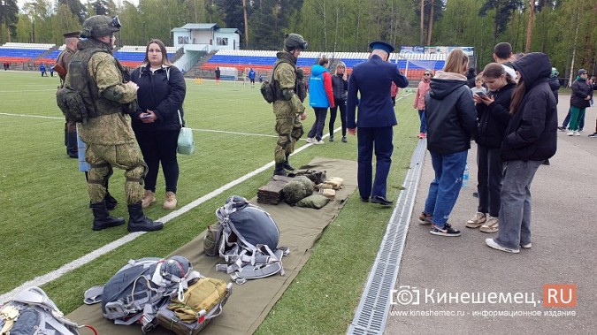 Герои СВО, силовики и  школьники: в Кинешме в седьмой раз пробежали марш-бросок фото 25