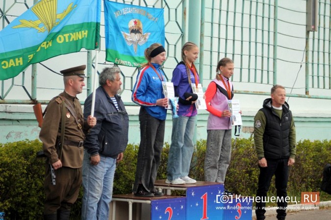 Герои СВО, силовики и  школьники: в Кинешме в седьмой раз пробежали марш-бросок фото 31