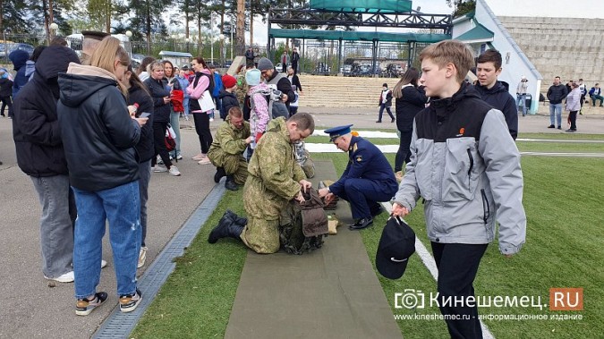 Герои СВО, силовики и  школьники: в Кинешме в седьмой раз пробежали марш-бросок фото 19