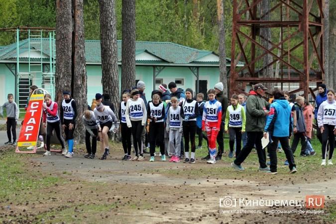 Герои СВО, силовики и  школьники: в Кинешме в седьмой раз пробежали марш-бросок фото 12