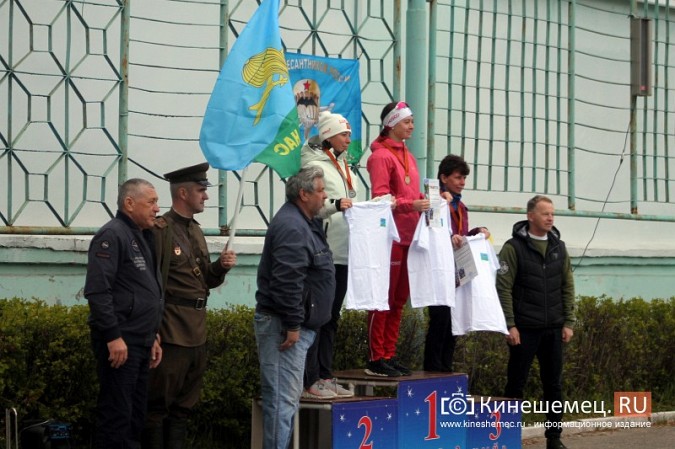 Герои СВО, силовики и  школьники: в Кинешме в седьмой раз пробежали марш-бросок фото 37