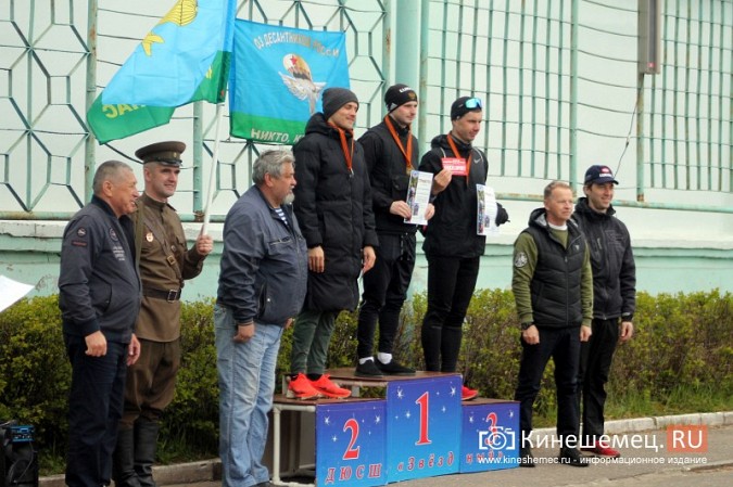 Герои СВО, силовики и  школьники: в Кинешме в седьмой раз пробежали марш-бросок фото 38