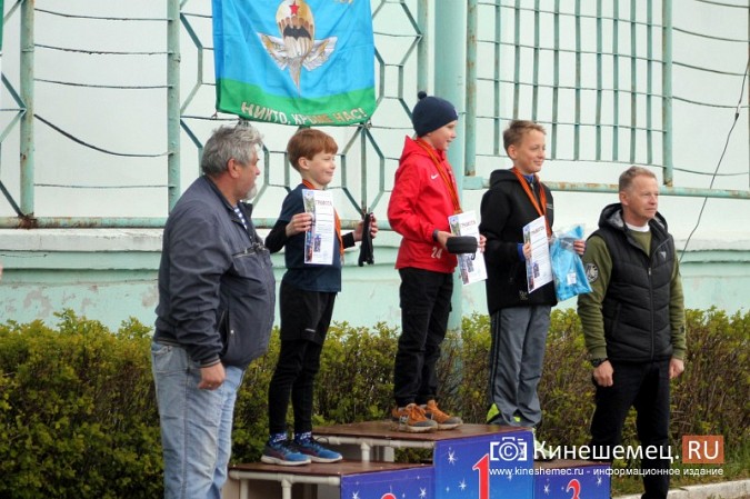 Герои СВО, силовики и  школьники: в Кинешме в седьмой раз пробежали марш-бросок фото 29