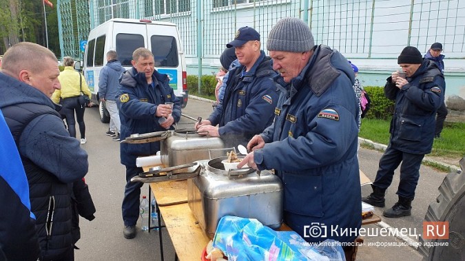 Герои СВО, силовики и  школьники: в Кинешме в седьмой раз пробежали марш-бросок фото 6