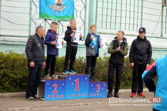 Герои СВО, силовики и  школьники: в Кинешме в седьмой раз пробежали марш-бросок фото 27
