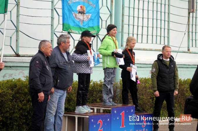 Герои СВО, силовики и  школьники: в Кинешме в седьмой раз пробежали марш-бросок фото 28