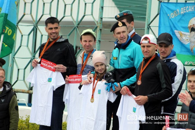 Герои СВО, силовики и  школьники: в Кинешме в седьмой раз пробежали марш-бросок фото 39