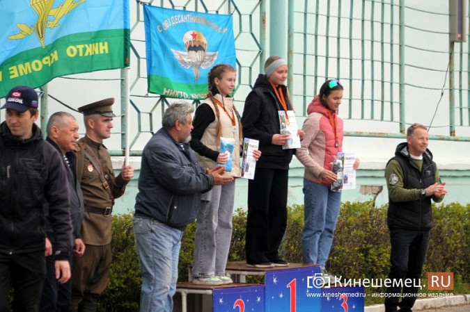 Герои СВО, силовики и  школьники: в Кинешме в седьмой раз пробежали марш-бросок фото 35