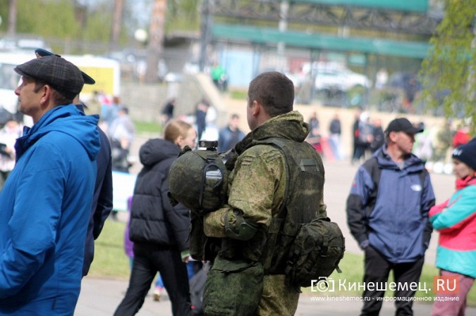 Герои СВО, силовики и  школьники: в Кинешме в седьмой раз пробежали марш-бросок фото 7