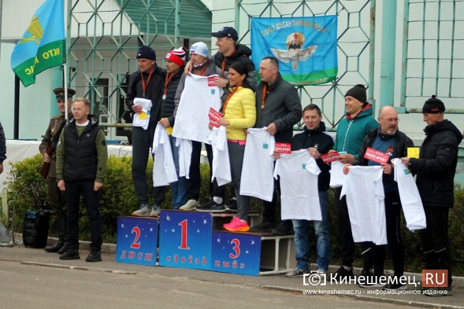 Герои СВО, силовики и  школьники: в Кинешме в седьмой раз пробежали марш-бросок фото 40