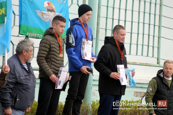 Герои СВО, силовики и  школьники: в Кинешме в седьмой раз пробежали марш-бросок фото 34