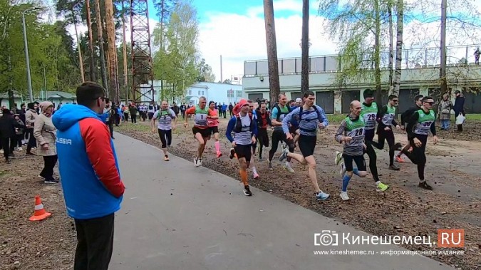 Герои СВО, силовики и  школьники: в Кинешме в седьмой раз пробежали марш-бросок фото 18
