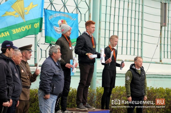 Герои СВО, силовики и  школьники: в Кинешме в седьмой раз пробежали марш-бросок фото 36