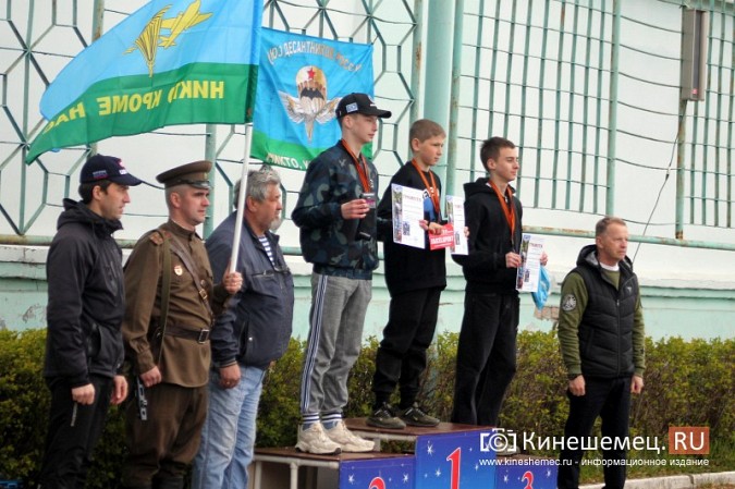 Герои СВО, силовики и  школьники: в Кинешме в седьмой раз пробежали марш-бросок фото 32