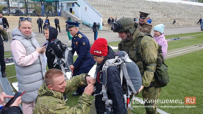 Герои СВО, силовики и  школьники: в Кинешме в седьмой раз пробежали марш-бросок фото 23