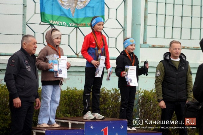 Герои СВО, силовики и  школьники: в Кинешме в седьмой раз пробежали марш-бросок фото 26