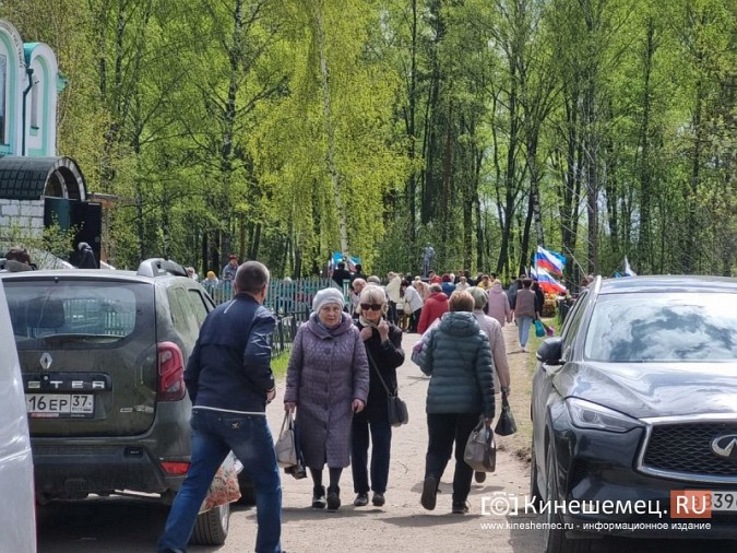 Тысячи жителей Кинешмы едут в Радоницу на городские кладбища фото 13