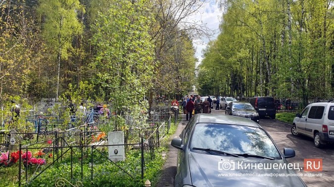Тысячи жителей Кинешмы едут в Радоницу на городские кладбища фото 5