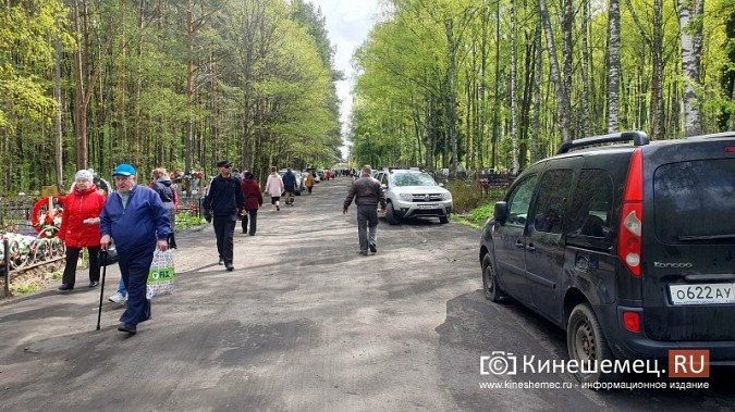 Тысячи жителей Кинешмы едут в Радоницу на городские кладбища фото 6