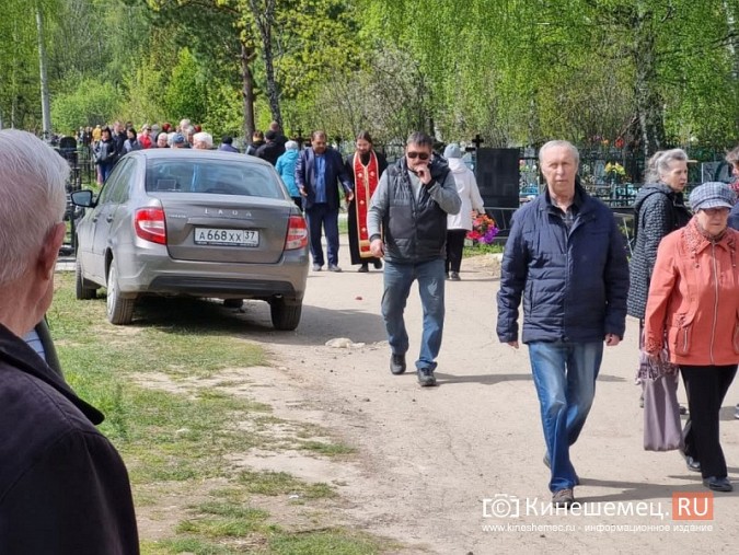Тысячи жителей Кинешмы едут в Радоницу на городские кладбища фото 10