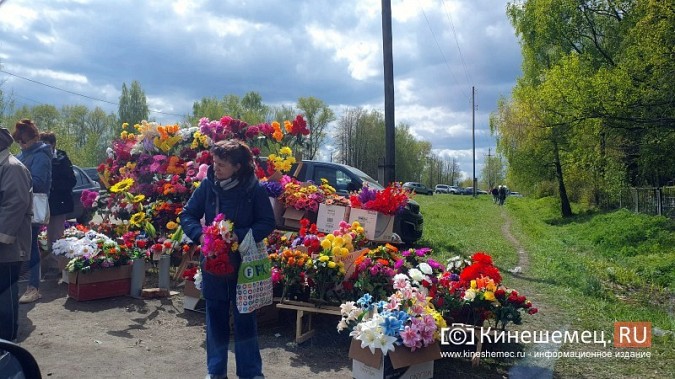 Тысячи жителей Кинешмы едут в Радоницу на городские кладбища фото 7