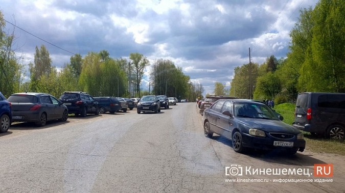 Тысячи жителей Кинешмы едут в Радоницу на городские кладбища фото 9