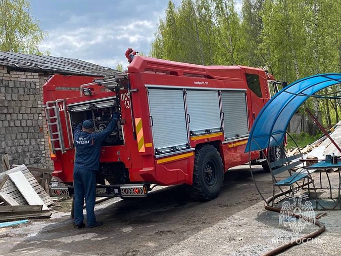 В Кинешме на улице Вичугской загорелось здание фото 4