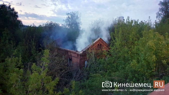 Центр Кинешмы заволокло дымом от горящего у Никольского моста дома фото 2