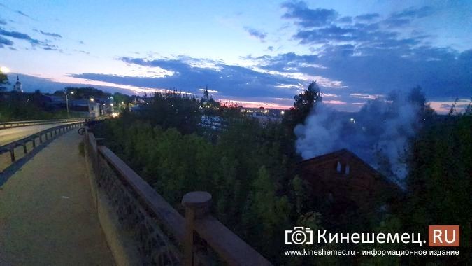 Центр Кинешмы заволокло дымом от горящего у Никольского моста дома фото 4