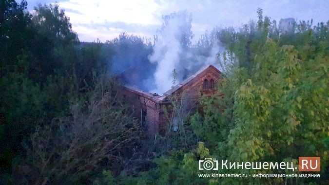 Центр Кинешмы заволокло дымом от горящего у Никольского моста дома фото 3