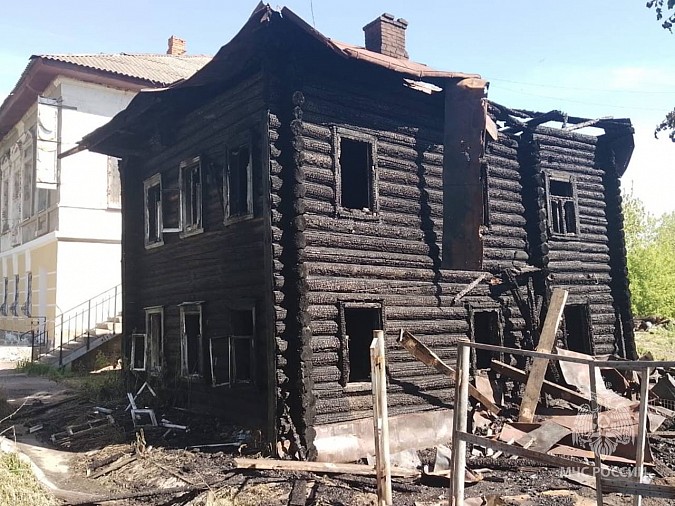 Поджигатели уничтожили нежилой дом на ул.Карла Маркса фото 2