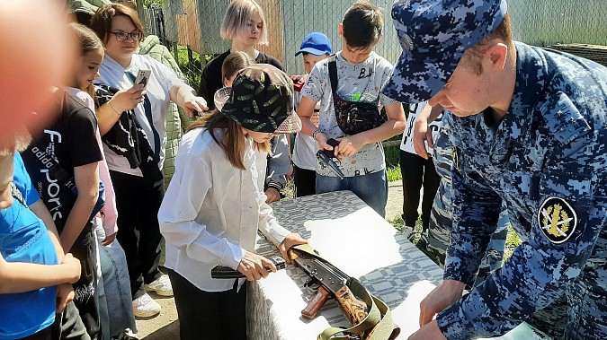 Кинологи кинешемской ИК-3 показали ученикам школ №2 и №6 свою работу фото 5