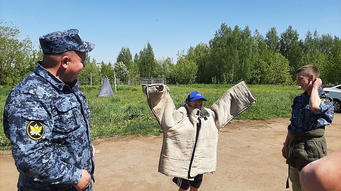 Кинологи кинешемской ИК-3 показали ученикам школ №2 и №6 свою работу фото 6