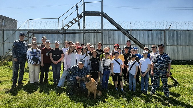 Кинологи кинешемской ИК-3 показали ученикам школ №2 и №6 свою работу фото 2