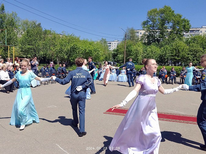 Полонез и падеграс: в школе №18 отгремел кадетский бал фото 13