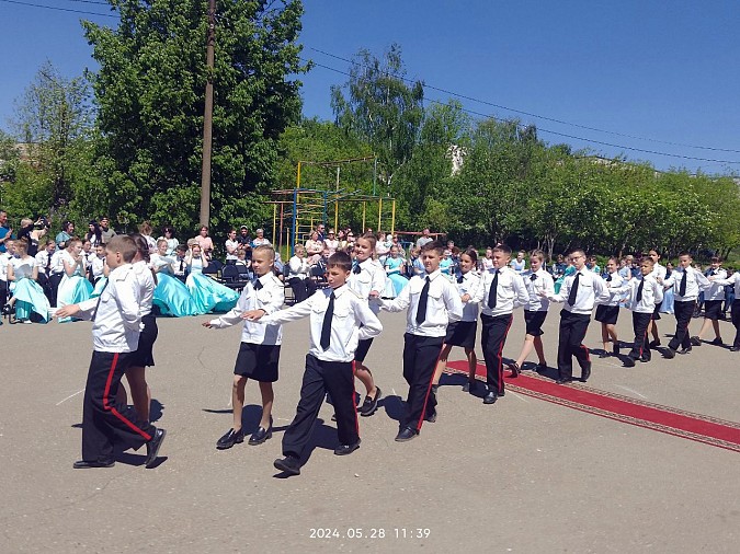 Полонез и падеграс: в школе №18 отгремел кадетский бал фото 11