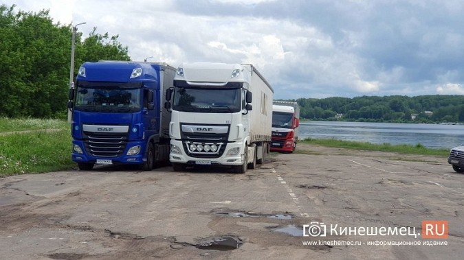 В Кинешме водители иностранных фур устроили стоянку в водоохранной зоне у Кузнецкого моста фото 3