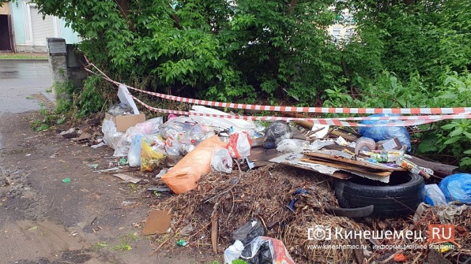 Свалка возле площади Революции в Кинешме вновь разрастается на глазах туристов фото 2